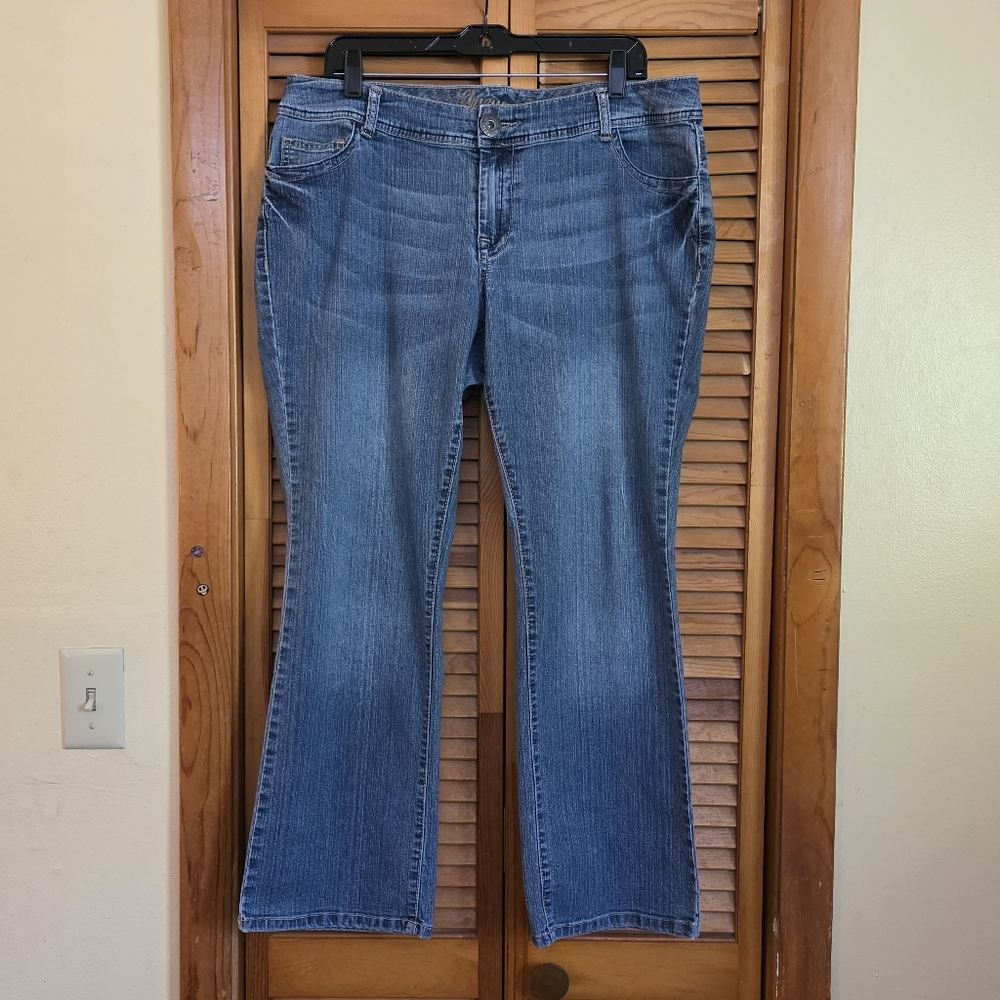 EUC Avenue Women's Bootcut Jeans Size 14 Petite